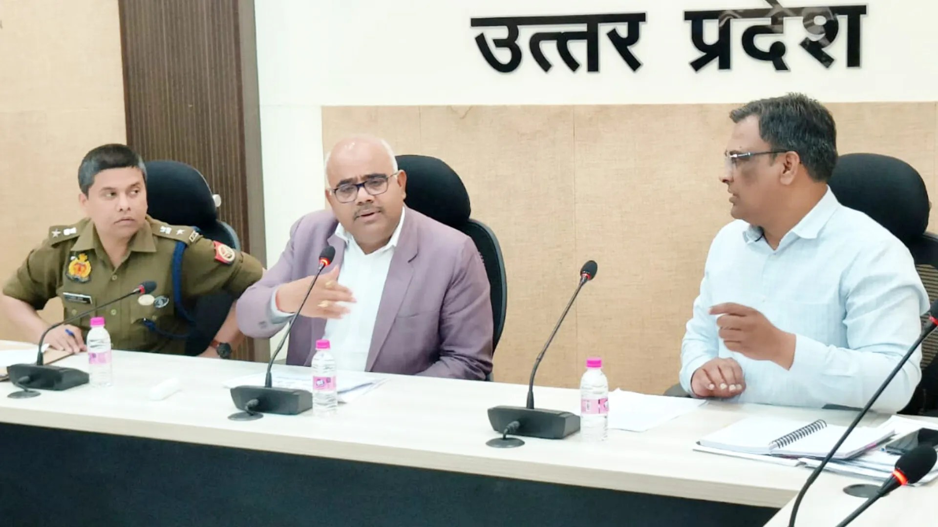 सड़कें खोदीं, जवाबदेही भूले? डीएम का अल्टीमेटम, मरम्मत नहीं तो अफसरों पर होगी कार्रवाई