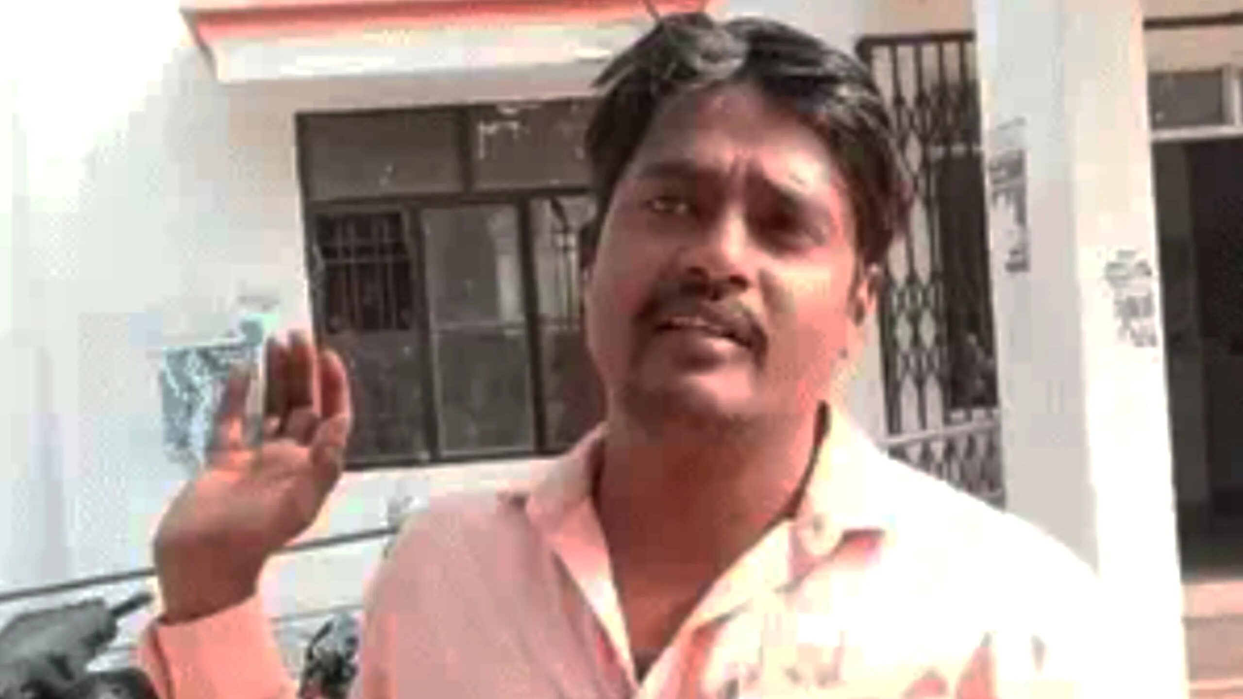 Kanpur News:जिंदा होकर भी मर चुका! सिस्टम की एक गलती ने छीन ली पहचान, राशन से बैंक तक सब बंद