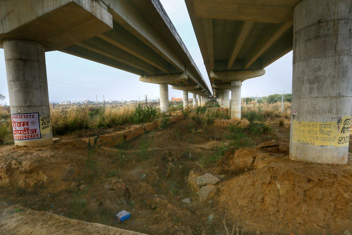 Jaipur Ring Road: जयपुर रिंग रोड के आसपास मिट्टी चोरी का बड़ा खेल, माफिया ने पिलरों की नींव तक खोद डाली, देखें तस्वीरें