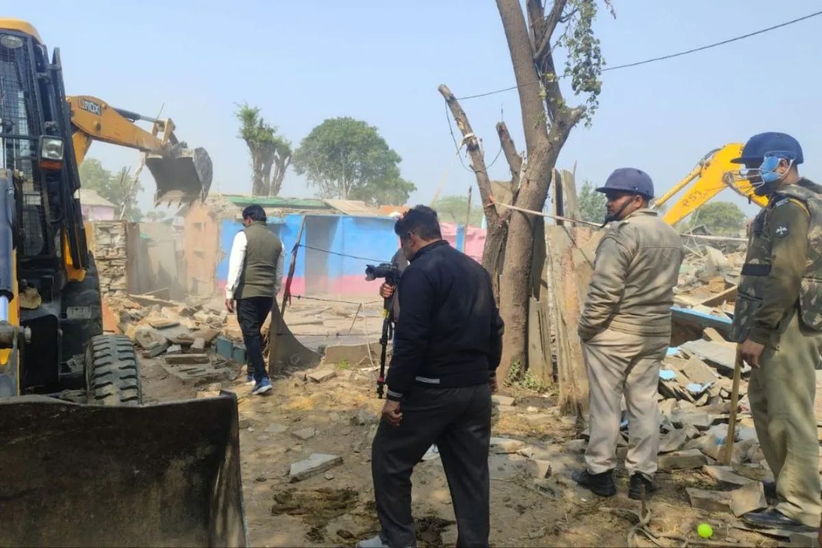 35 करोड़ की संपत्ति पर गरजा KDA का पीला पंजा, 6 घंटे तक चला बुलडोजर एक्शन