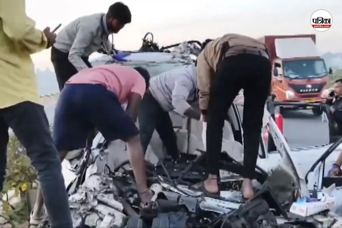 कर्नाटक में गाड़ियों की जबरदस्त भिड़ंत, 7 लोगों की मौके पर मौत