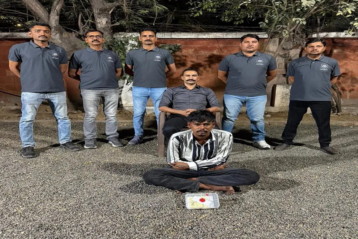 Ahmedabad: हिप्नोटाइज कर बुजुर्ग महिलाओं को ठगने वाला शातिर गिरफ्तार