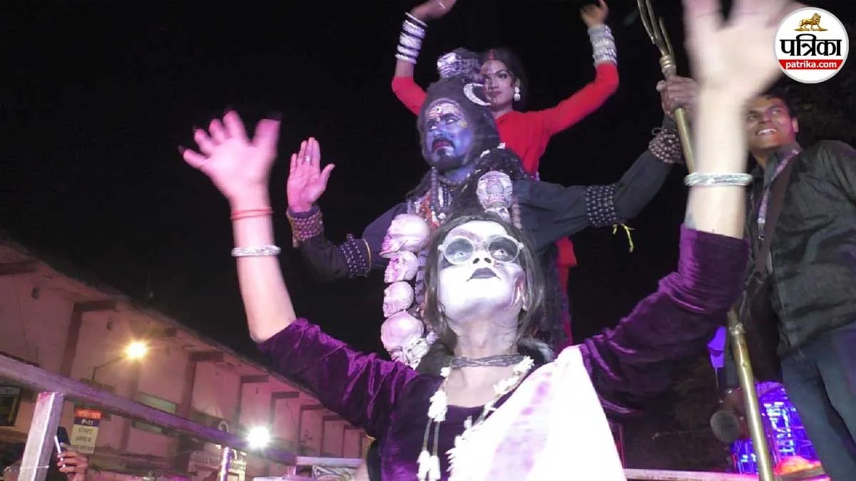 महादेव की बारात में शामिल हुए नर-नारी व किन्नर, काशी ने दिया ‘वसुधैव कुटुंबकम’ का संदेश