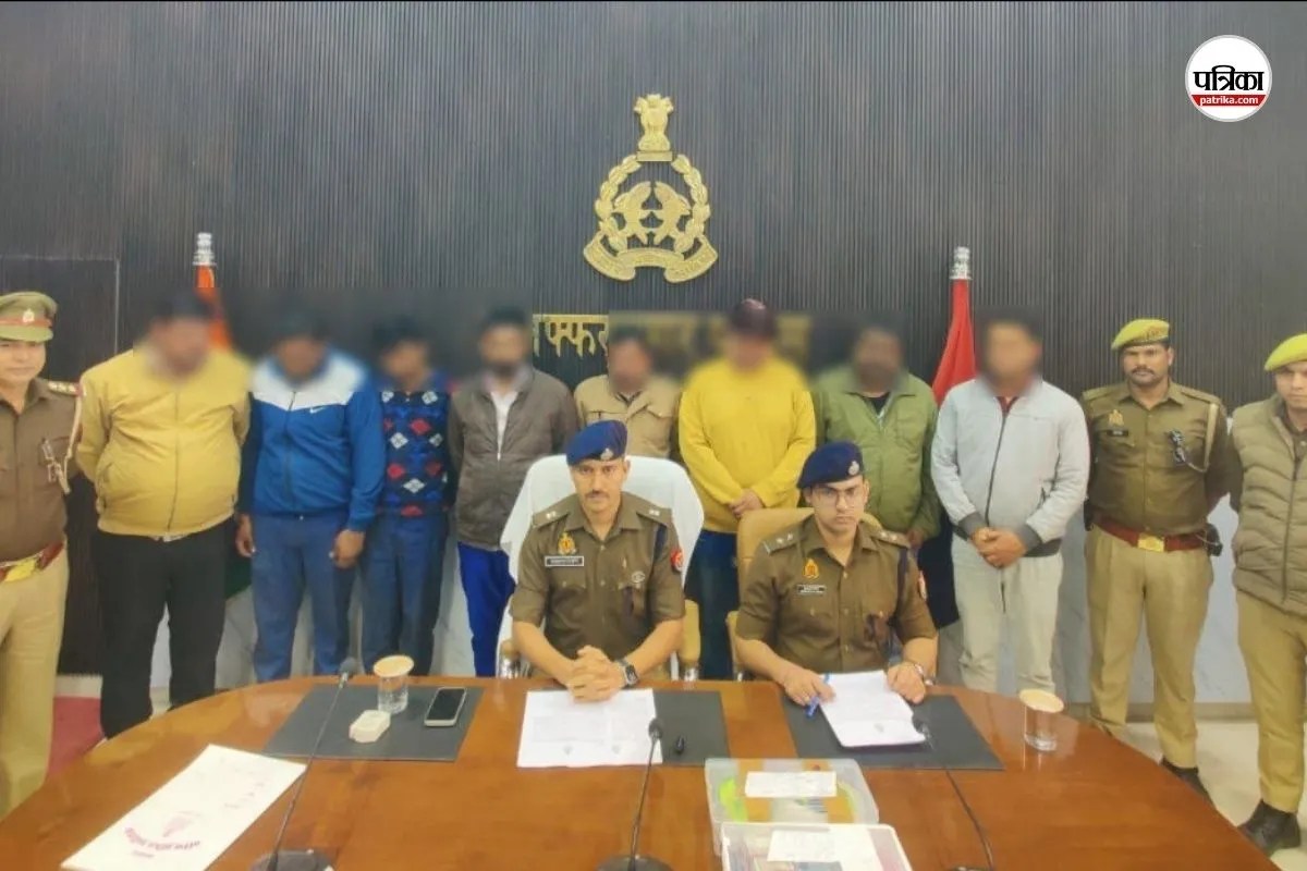 हाइवे पर भारत सरकार लिखी कार से कर रहे थे वसूली, अचानक आ गई पुलिस