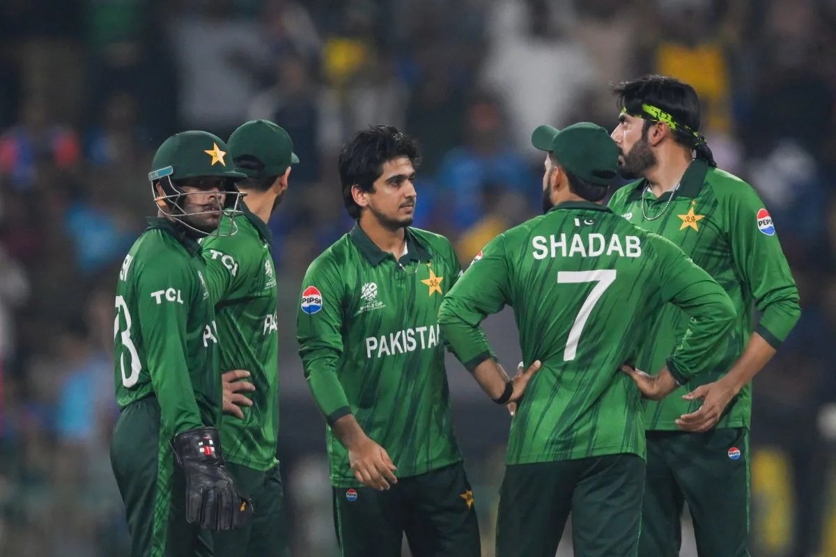 SL vs PAK: श्रीलंका ने टॉस जीतकर गेंदबाजी चुनी, बाबर टीम से बहार, सेमीफ़ाइनल में जाने के लिए पाकिस्तान को 65 रन से जीतना होगा मैच