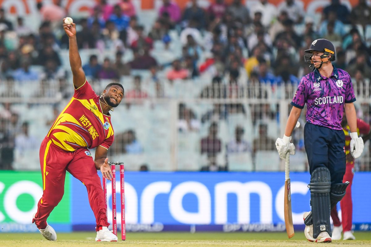 रोमारियो शेफर्ड ने ली टी20 वर्ल्डकप 2026 की पहली हैट्रिक, स्कॉटलैंड की बैटिंग को किया तहस-नहस