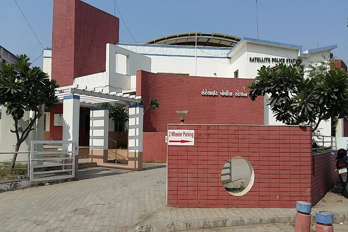 Ahmedabad: सैटेलाइट में फर्जी कॉल सेंटर का पर्दाफाश,4 लाख का हाइब्रिड गांजा भी बरामद