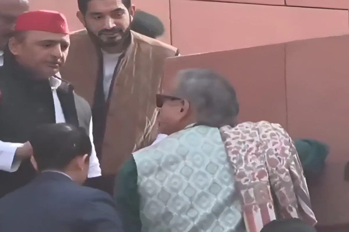 संसद में लड़खड़ाए शशि थरूर तो अखिलेश यादव ने दिया ‘सहारा’! बोले- जिस दीए को तूफां में….