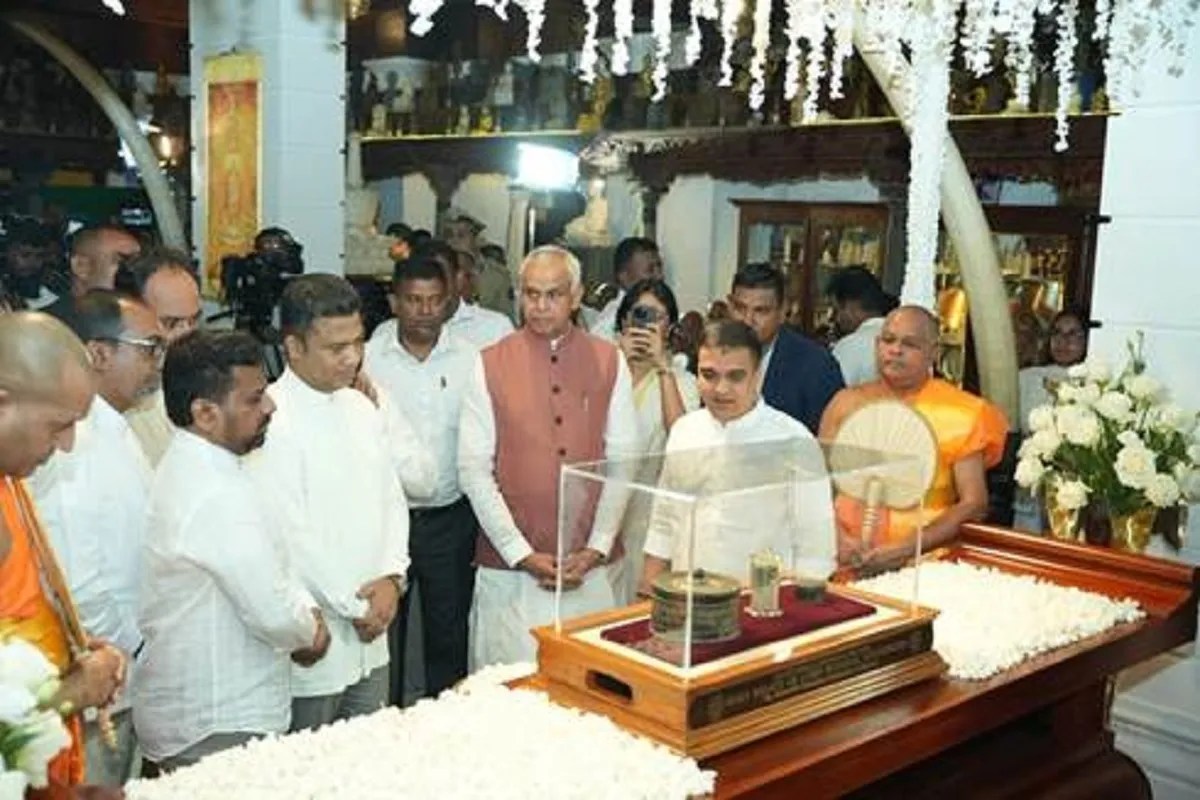 भगवान बुद्ध के पवित्र देवनीमोरी अवशेषों की कोलंबो के गंगारामया मंदिर में लगी प्रदर्शनी