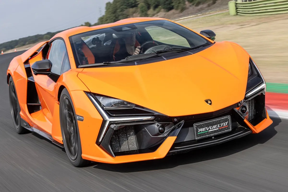 Jaisalmer: जैसलमेर पहुंचा सुपर लग्जरी कारों का काफिला, लेम्बोर्गिनी रेवुएल्टो की कीमत सुनकर उड़े होश, हवा से करती है बातें