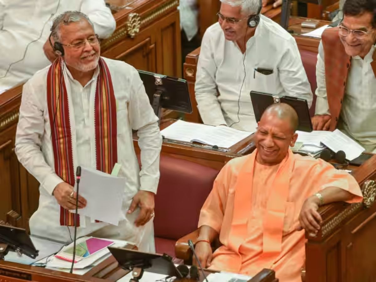 यूपी बजट में शायरी का तड़का, वित्त मंत्री की शायरी सुन मुस्कुराए योगी आदित्यनाथ