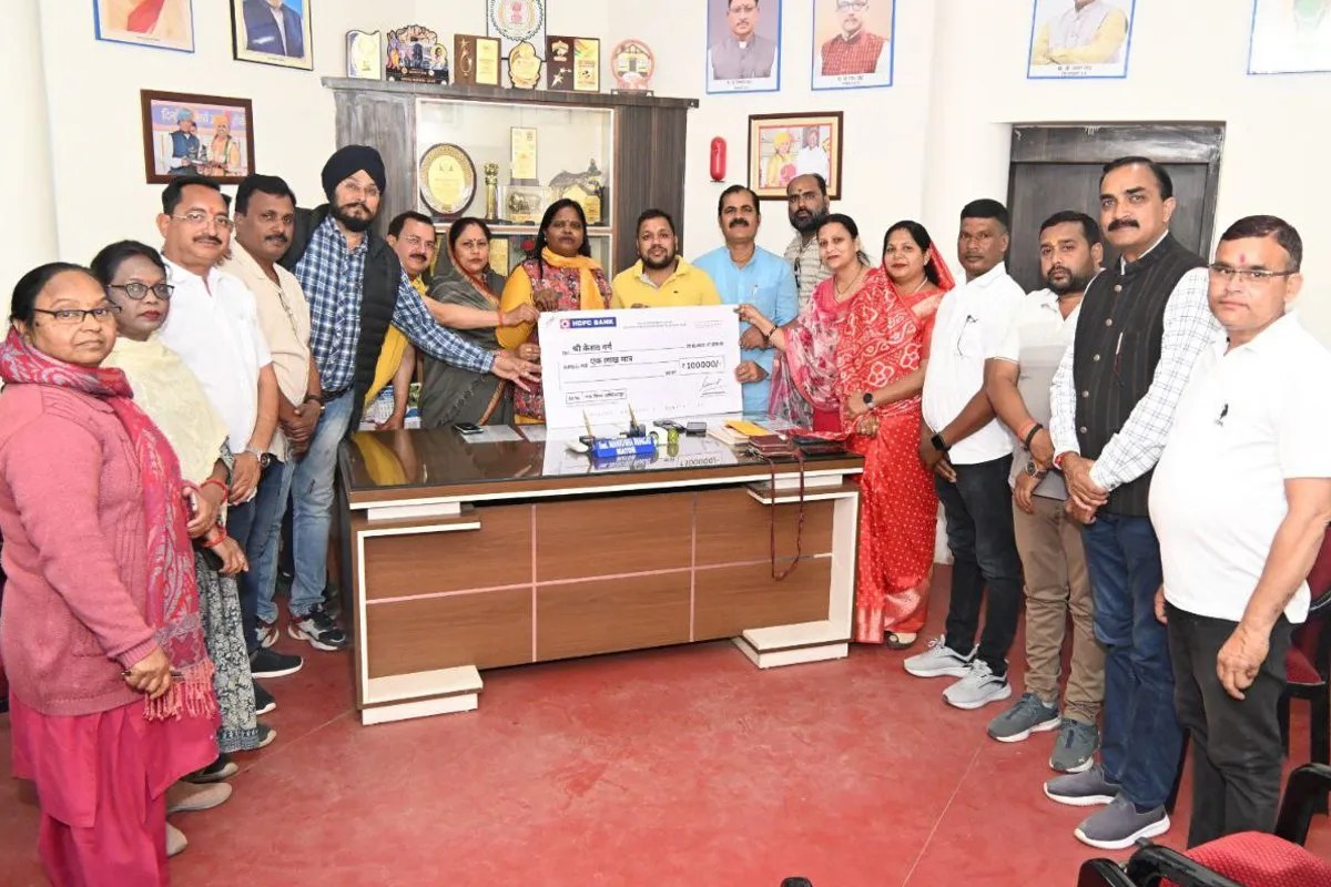 UPSC topper honored: अंबिकापुर के केशव गर्ग ने UPSC की परीक्षा की उत्तीर्ण, महापौर ने दिया 1 लाख रुपए का चेक