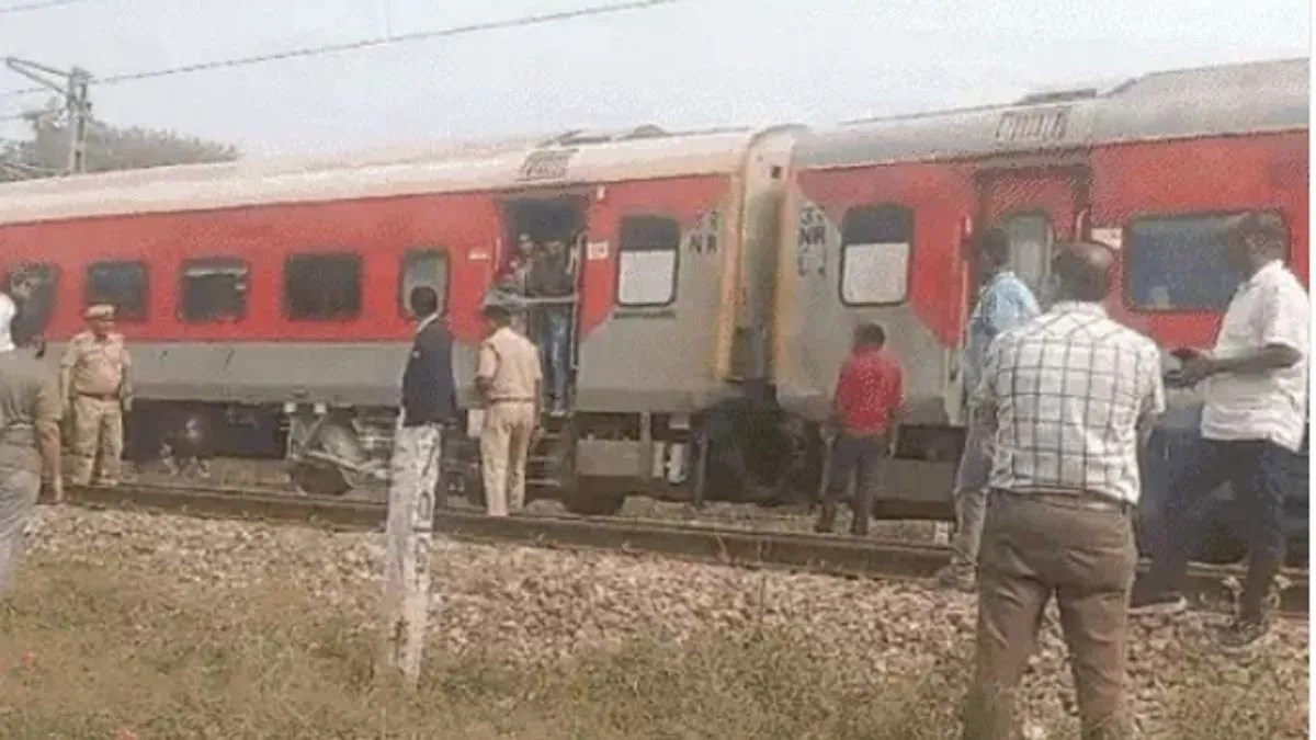स्वर्णनगरी एक्सप्रेस के पहियों में धुआं उठता देख घबराए यात्री…पायलट ने तुरंत रोकी रेल