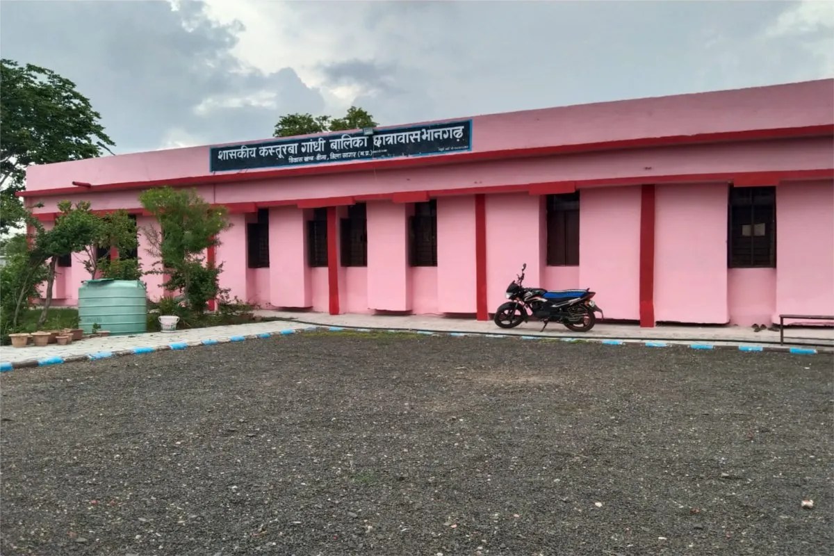 अनियमितताओं का जांच प्रतिवेदन मिलने के बाद भी डीइओ ने दिया था वार्डन का प्रभार, फिर किया निलंबित