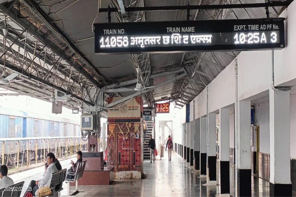 स्टेशन पर ढाई साल से खराब डिस्प्ले बोर्ड, गलत जानकारी प्रदर्शित होने से यात्री होते हैं परेशान