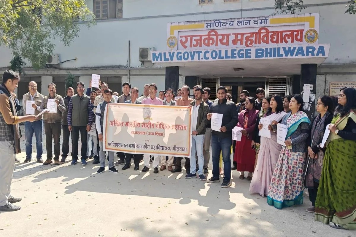 उच्च शिक्षा में उबाल: राजसेस कॉलेजों में संविदा नियुक्ति के विरोध में उतरे शिक्षक, काली पट्टी बांध जताया आक्रोश