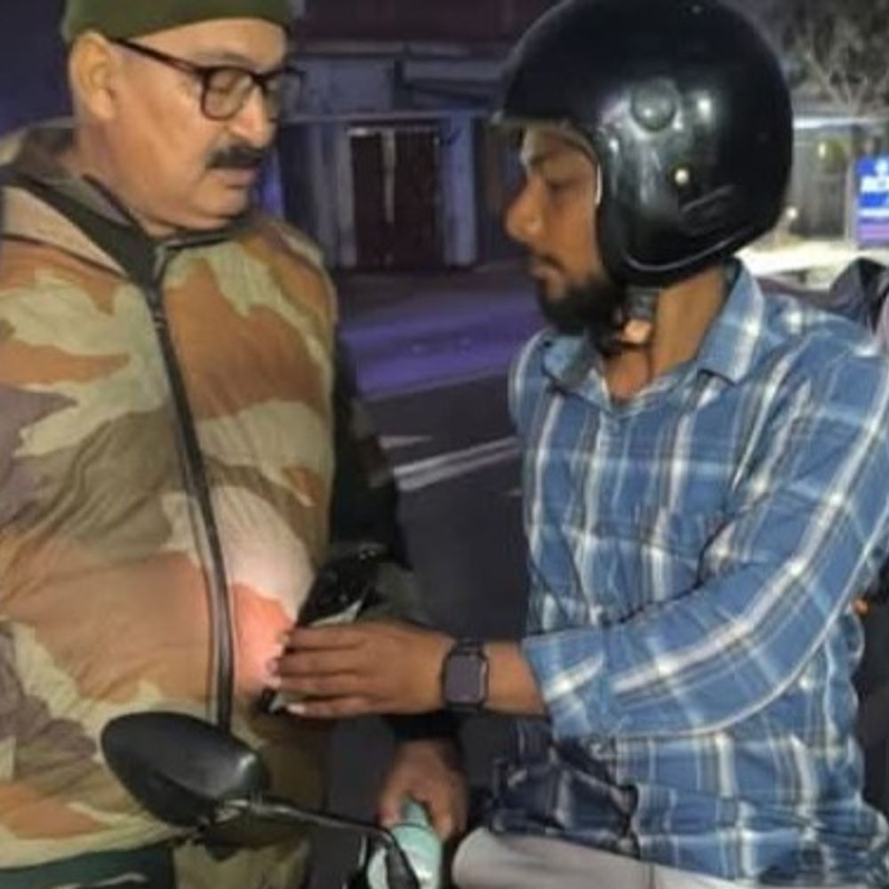 रिगा मोड़ पर सघन वाहन जांच अभियान:संदिग्ध व्यक्तियों से पूछताछ , बिना हेलमेट-वैध कागजात वालों पर हुई कार्रवाई