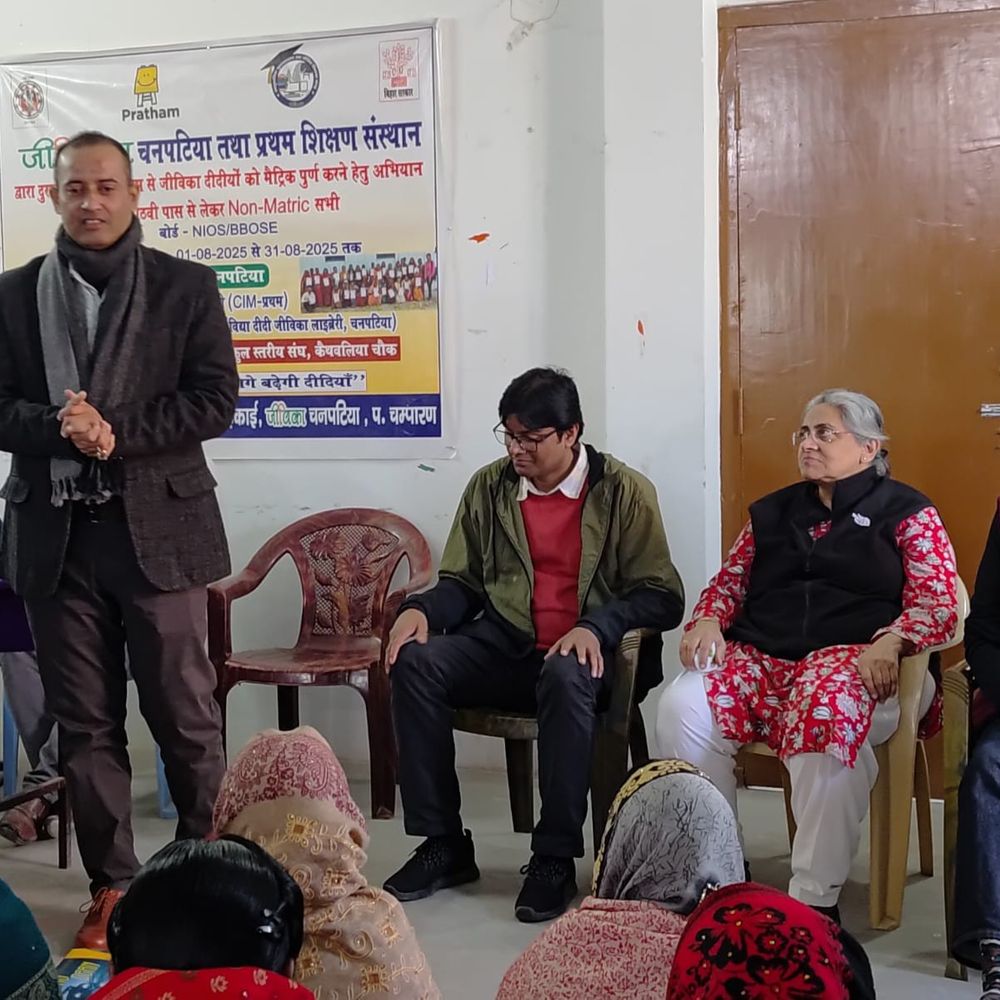 प्रथम सीईओ रुक्मिणी बनर्जी का चनपटिया दौरा:जीविका के महिला शिक्षा अभियान को मिली मजबूती