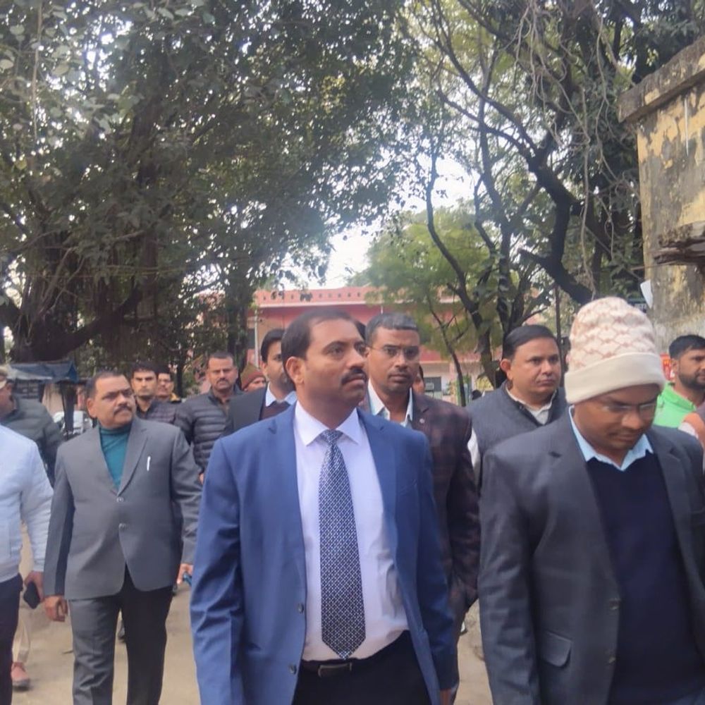 अयोध्या जिला जज ने ग्राम न्यायालय का निरीक्षण किया:अधिवक्ताओं की शिकायत पर सुविधाओं का जायजा, नए भवन का प्रस्ताव