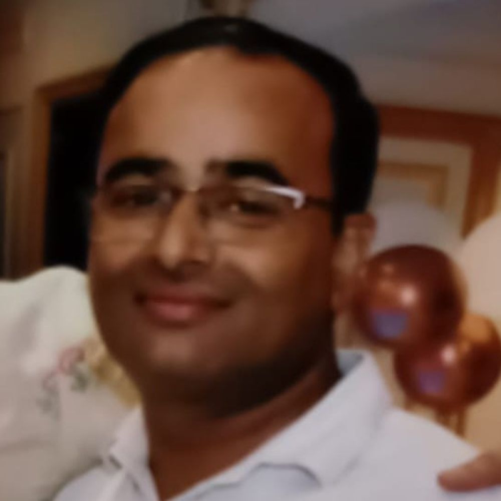 हिसार में पेड़ से टकराई कार, दो की मौत:अचानक हुई बेकाबू, बाइक को मारी टक्कर, दंपती समेत तीन घायल