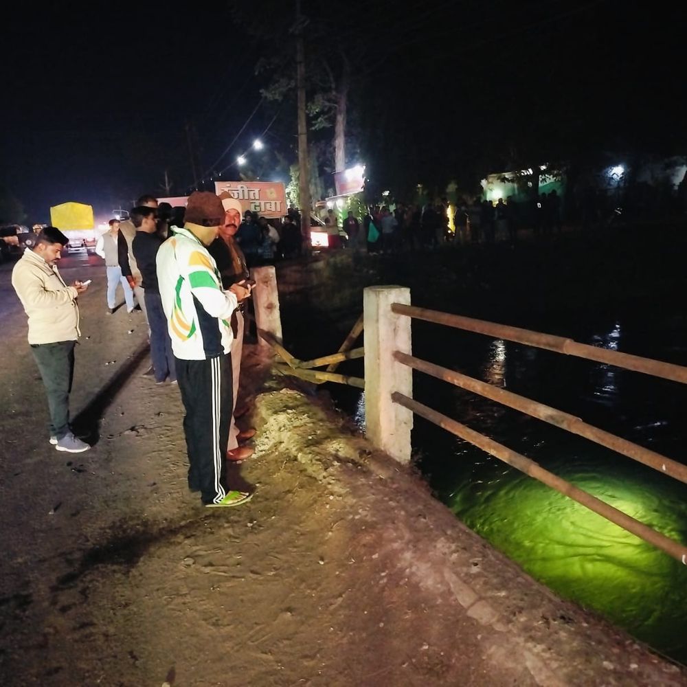 इटारसी में रेलिंग तोड़कर कार नहर में गिरी:3 से 4 लोग लापता, रेस्क्यू टीम मौके पर; दो घंटे से तलाश जारी