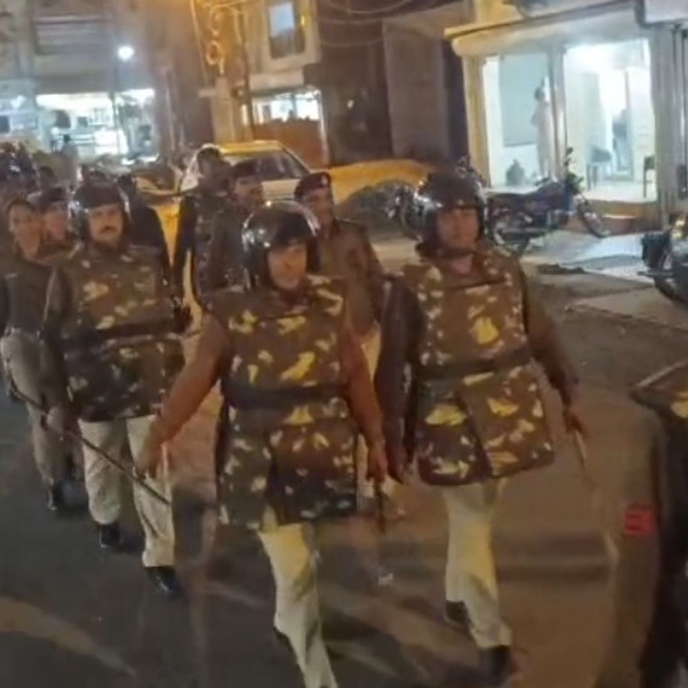 देवास पुलिस ने निकाला फ्लैग मार्च:आगामी त्योहारों के मद्देनजर संवेदनशील क्षेत्रों पर रहेगी पैनी नजर