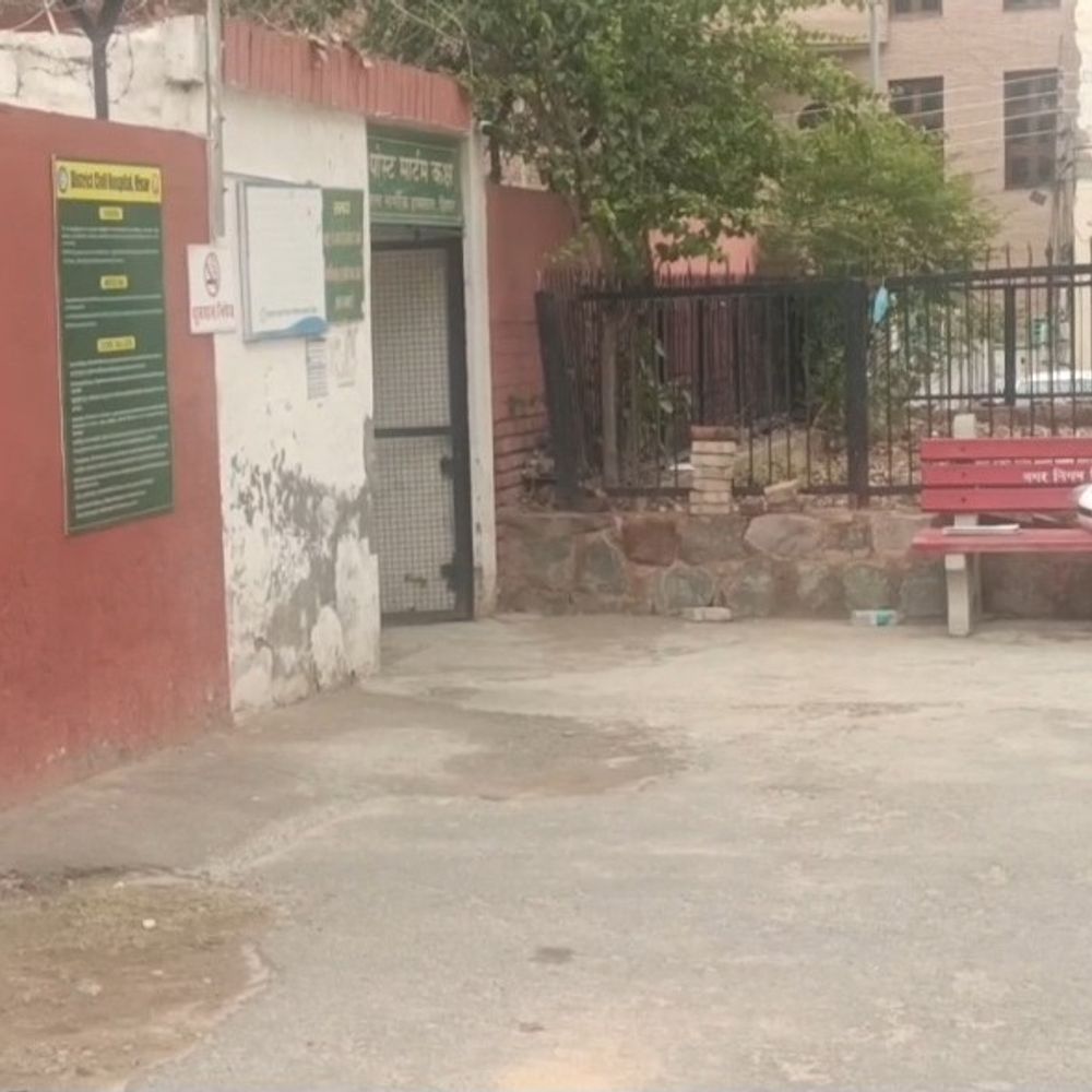 हांसी में दीवार गिरने से व्यक्ति की मौत:पुराने मकान को तोड़ते समय हादसा, पीड़ित परिवार को आर्थिक सहायता देने की मांग