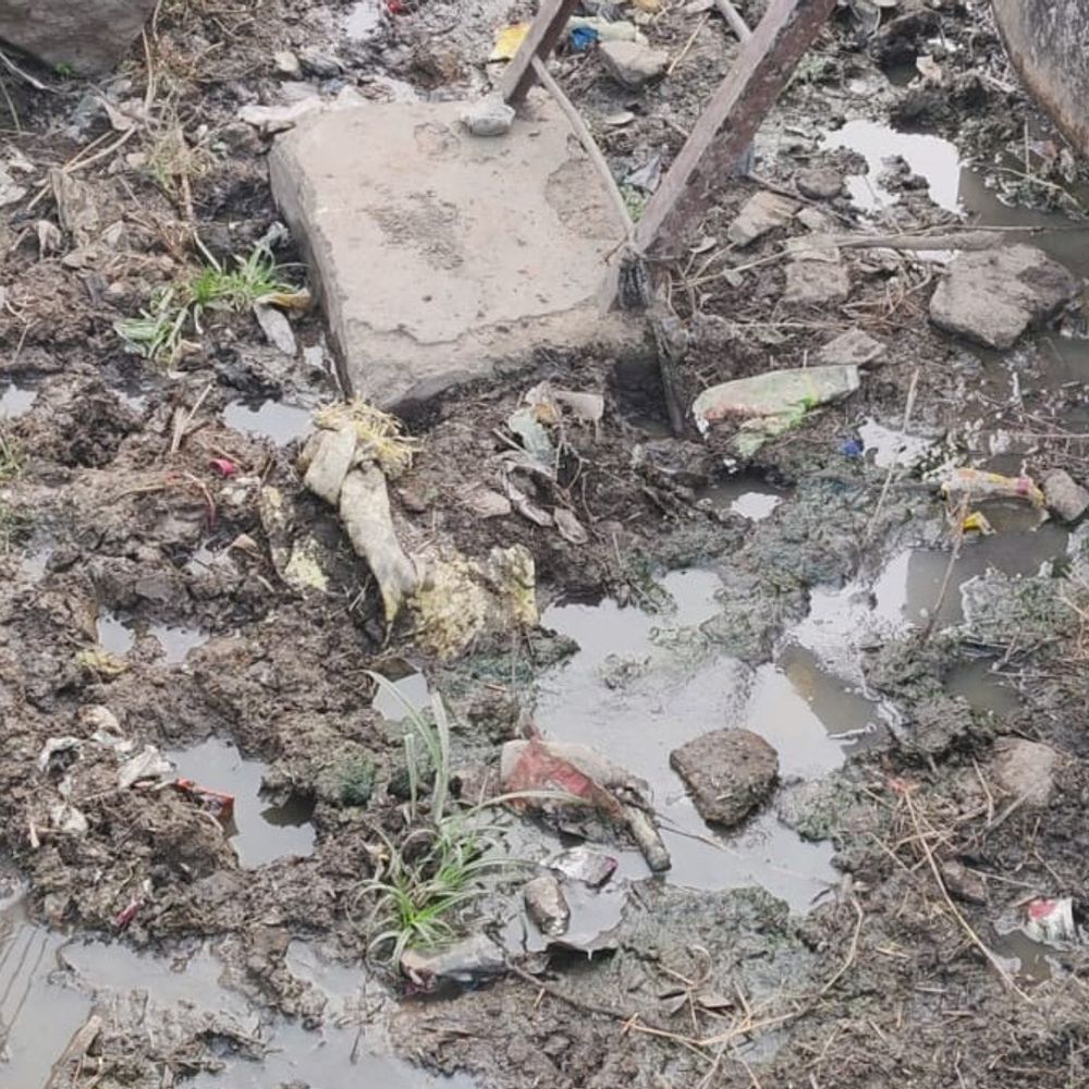 धार के जेतपुरा में पानी टंकी के पास कचरा:दूषित पानी से बीमारी का खतरा, सरपंच ने सचिव को ठहराया जिम्मेदार