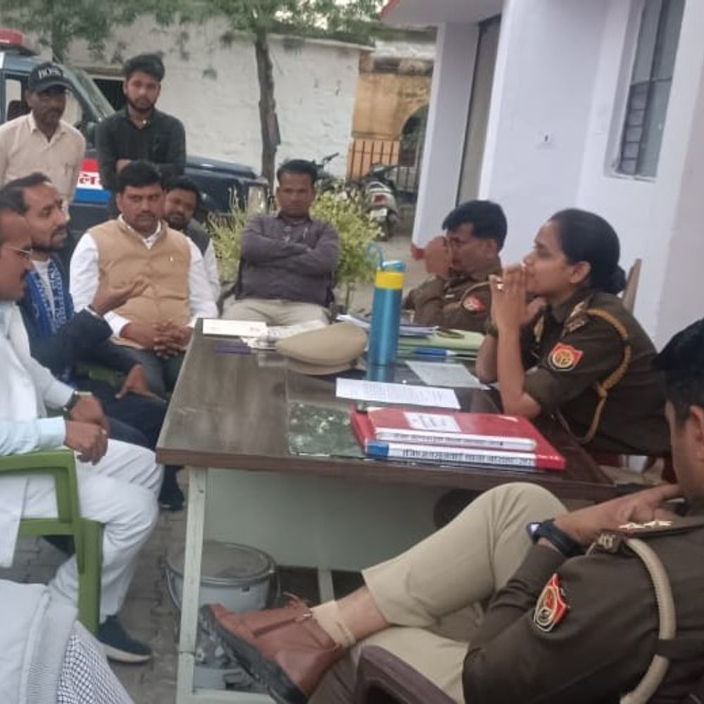 बसपा नेता की गद्दे पर बैठने को लेकर पिटाई:ललितपुर में लात-घूंसों से मारपीट, रिवाल्वर से फायरिंग का आरोप