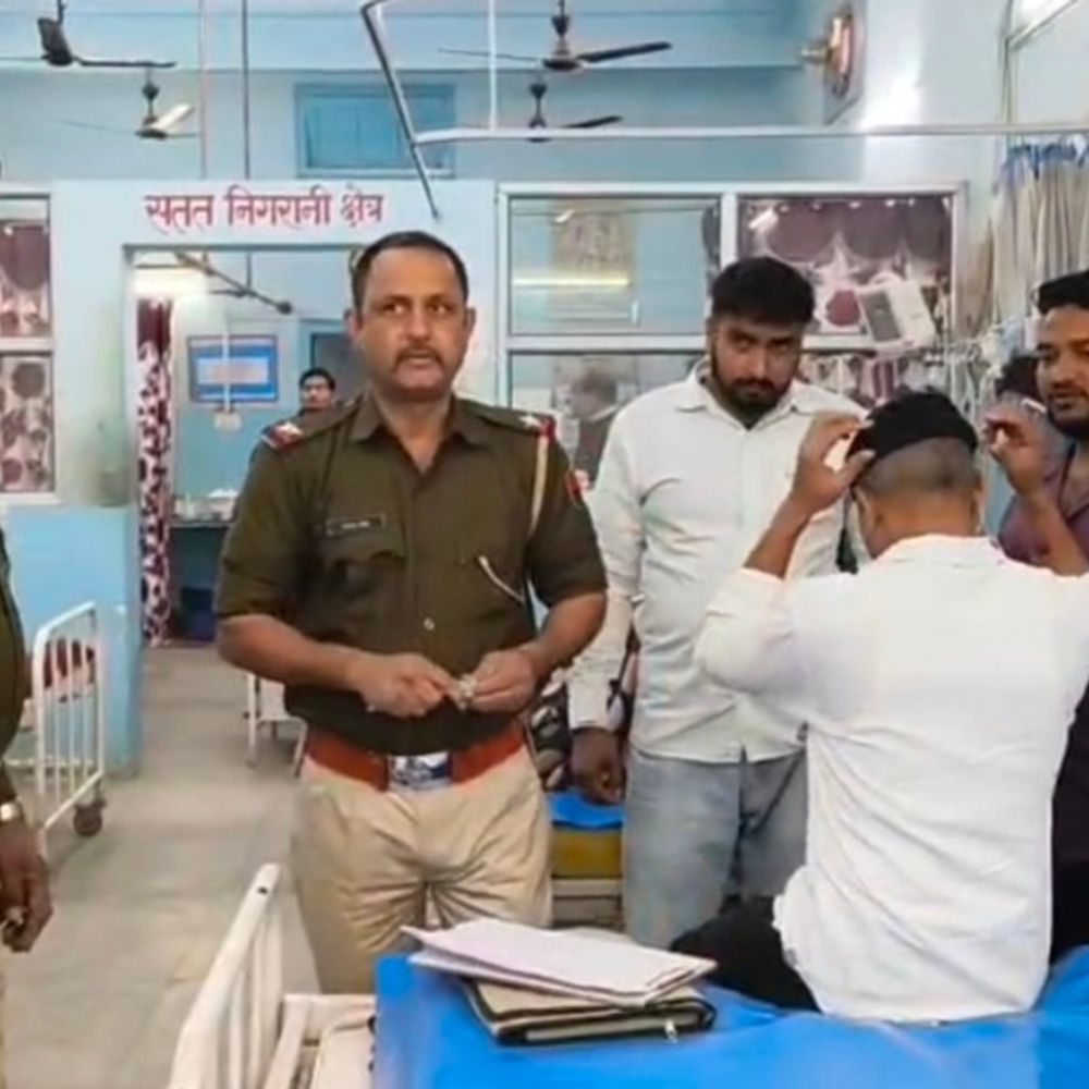 चूरू में NH-11 पर 2 कारों में जोरदार टक्कर:6 लोग घायल, 3 की हालत गंभीर, टोल एम्बुलेंस की मदद से पहुंचाया अस्पताल