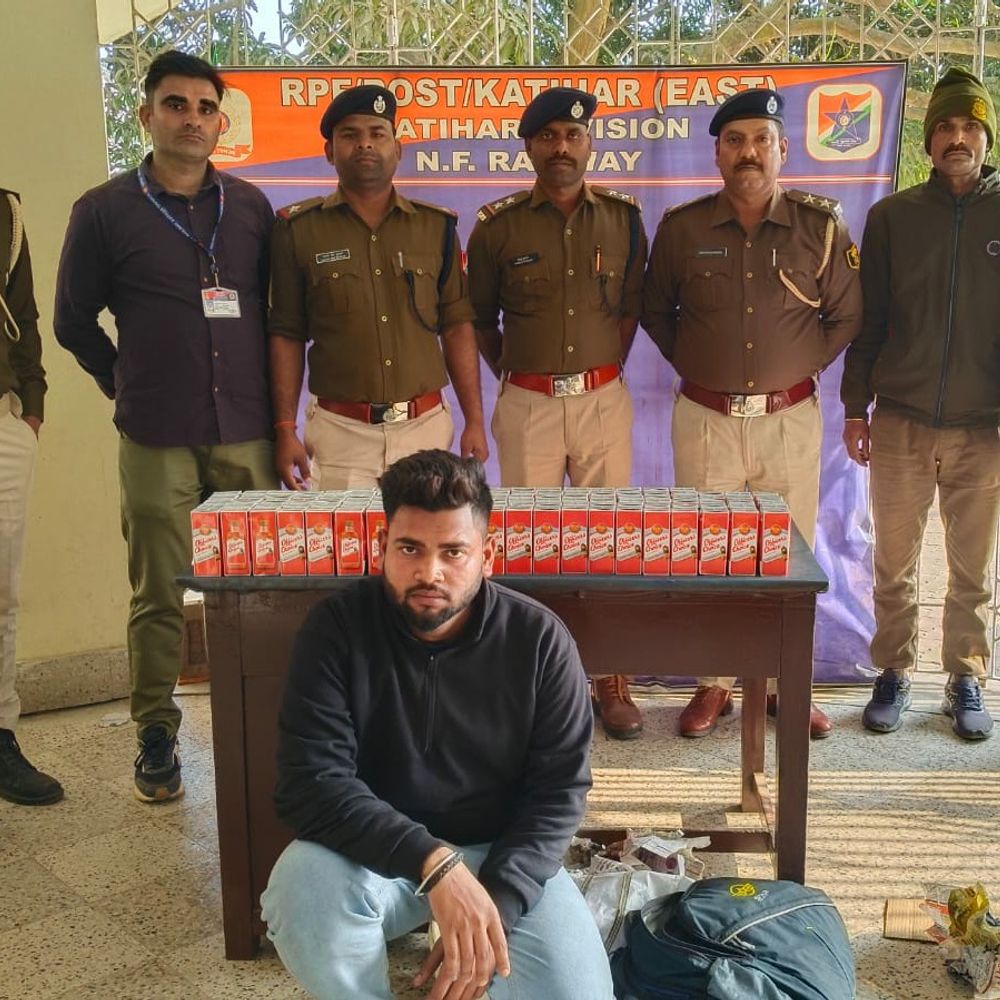 कटिहार में मद्य निषेध टीम की कार्रवाई:4 तस्कर गिरफ्तार, 33 लीटर विदेशी शराब जब्त