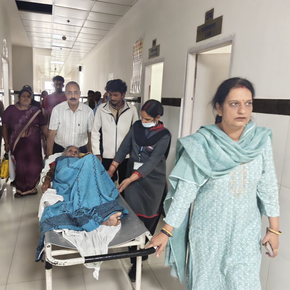 बुजुर्ग को परिजनों ने छोड़ा, अस्पताल और वृद्धाश्रम बने सहारा:विदिशा में नाती भर्ती कराकर गायब हुआ, दो माह तक अस्पताल में अकेली रहीं बुजुर्ग