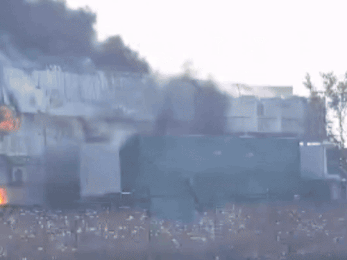 पलवल की ऑटो कंपनी में आग, कूदने से युवक मरा:दो कर्मचारी झुलसे, गोदाम में रखे केमिकल से भड़की, बुझाने में जुटी फायर ब्रिगेड