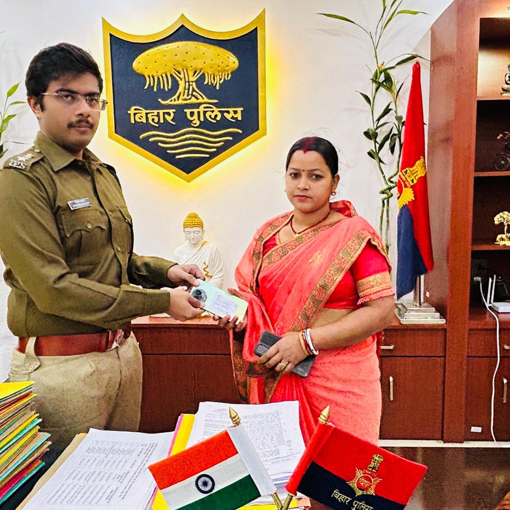 कटिहार में ऑपरेशन मुस्कान के तहत 100 मोबाइल लौटाए:कीमत 20 लाख रुपये, लोग बोले- थैंक्यू पुलिस