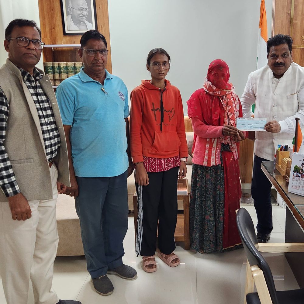 दुर्घटनाग्रस्त लोगों के आश्रितों मिली सहायता राशि:जिला कलेक्टर डॉ. महेंद्र खड़गावत ने सौंपे एक-एक लाख रुपए के चेक