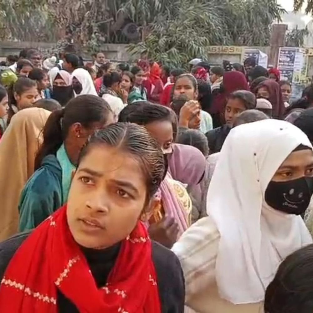 सीवान में इंटर परीक्षा शांतिपूर्ण जारी:53 केंद्रों पर 52,952 छात्र-छात्राएं दे रहे परीक्षा