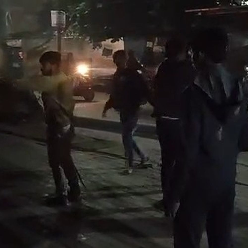 उन्नाव में दो छात्र गुटों में मारपीट का VIDEO:रेस्टोरेंट के बाहर एक-दूसरे पर रॉड-बेल्ट लेकर टूट पड़े