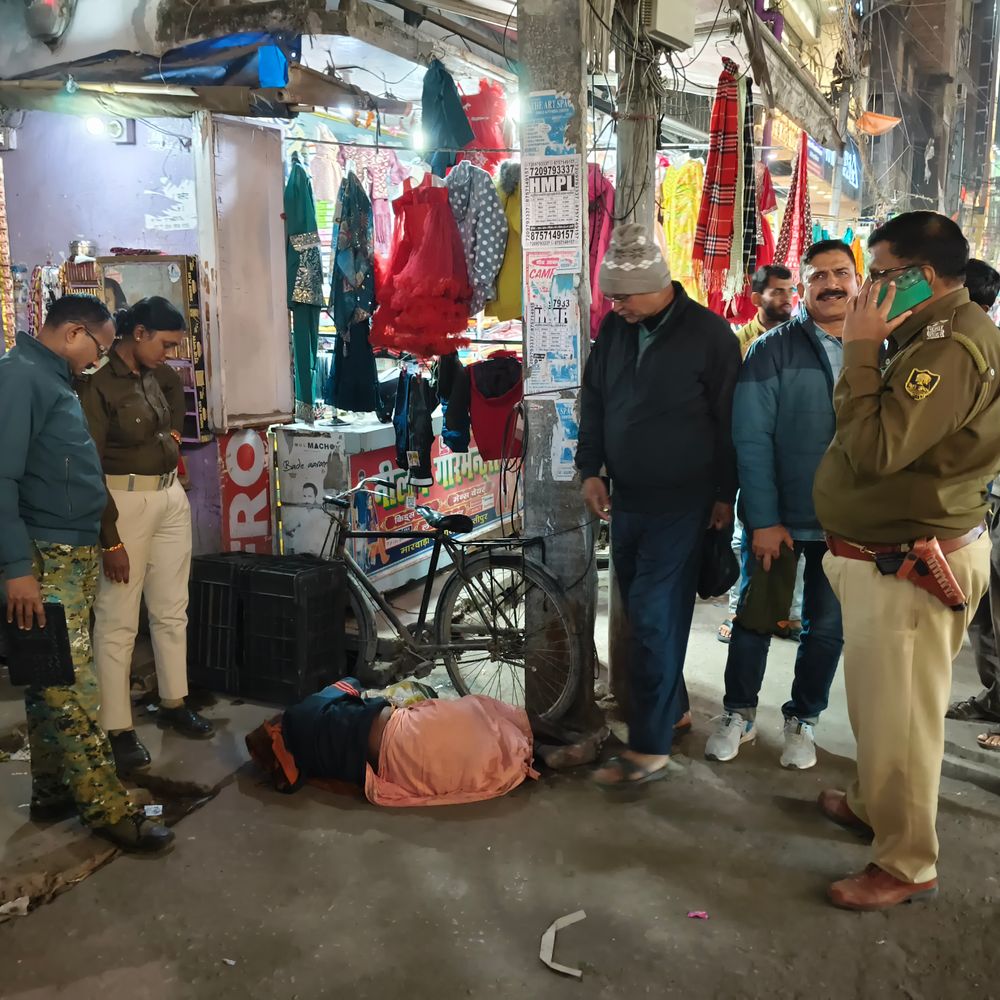 समस्तीपुर मारवाड़ी बाजार में बेहोश मिली बुजुर्ग महिला:सड़क किनार 3 घंटे तक पड़ी रही, समाजसेवी की सूचना पर पुलिस ने पहुंचाया अस्पताल