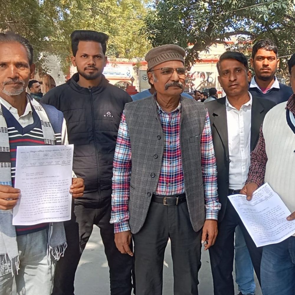 बिजली विभाग में संविदा कर्मियों की छंटनी:मिर्जापुर जिला मुख्यालय पर प्रदर्शन कर सौंपा ज्ञापन, तत्काल रोकने की मांग