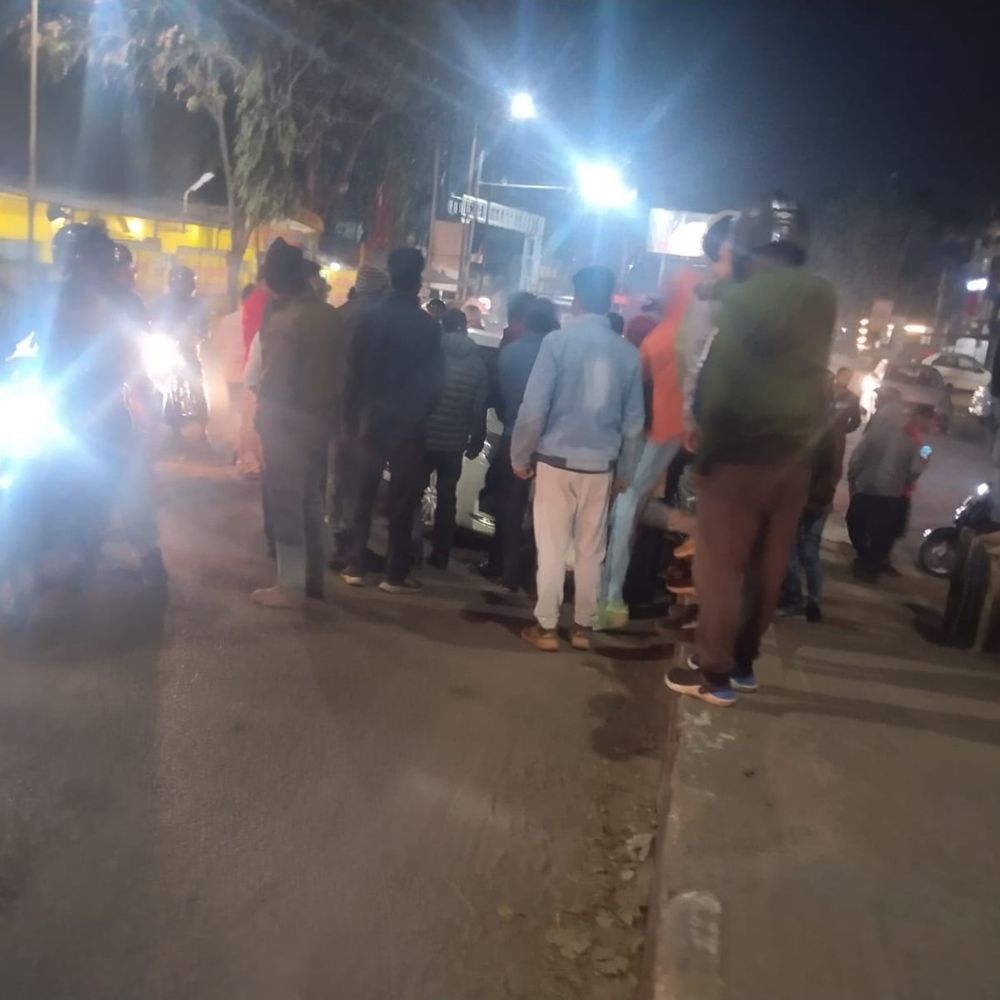 रामगढ़ के बिजोलिया ओवरब्रिज पर हादसा:कार ने डिवाइडर तोड़ स्कूटी को मारी टक्कर, दो लोग हुए घायल