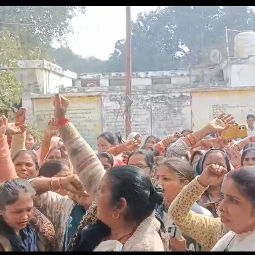 आशा बहुओं ने सीएचसी अधीक्षक पर लगाए शोषण के आरोप:बहराइच में स्वास्थ्य केंद्र पर प्रदर्शन कर जमकर की नारेबाजी