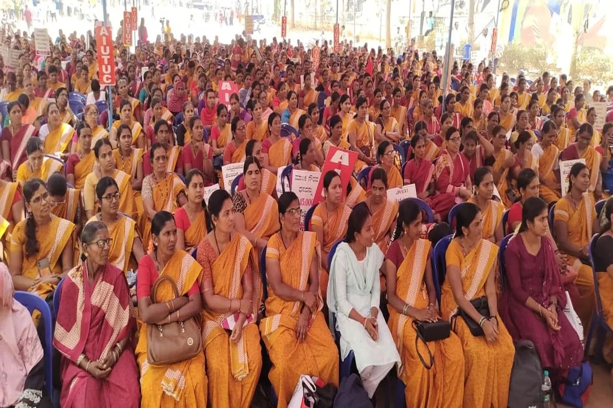 आंगनबाड़ी कर्मियों ने मानदेय व अन्य मांगों को लेकर किया प्रदर्शन