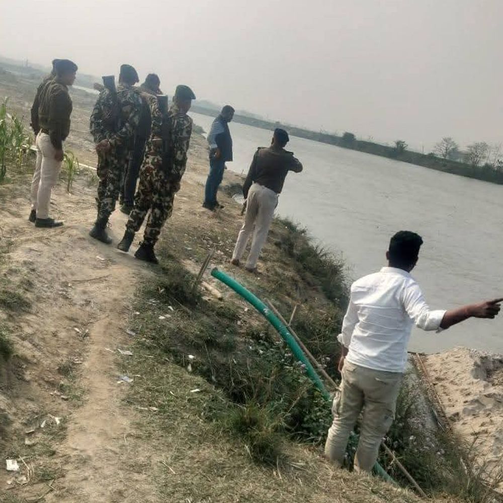 स्पेशल टीम ने अवैध मिट्टी-बालू खनन पर की छापेमारी:बेलवा में प्रशासन की कार्रवाई, कई नावें नष्ट; नदी का रुख बदलने का खतरा