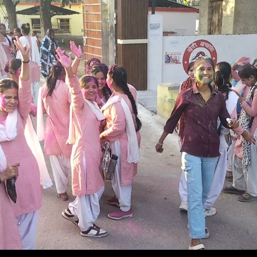 ललितपुर में छात्राओं ने परीक्षा के बाद खेली होली:प्राथमिक विद्यालयों में भी बच्चों ने प्राकृतिक रंगों से मनाई होली