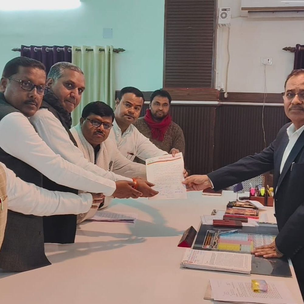 टोल प्लाजा पर नियमों की अनदेखी का आरोप:इटावा में सपा ने डीएम को ज्ञापन दिया, वसूली रोकने की मांग