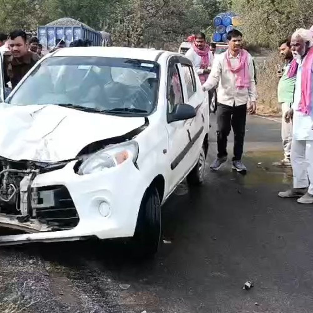 पिपराही में कार-ट्रैक्टर की टक्कर:बनारस के दो लोग घायल, पुलिस ने मामला दर्ज किया