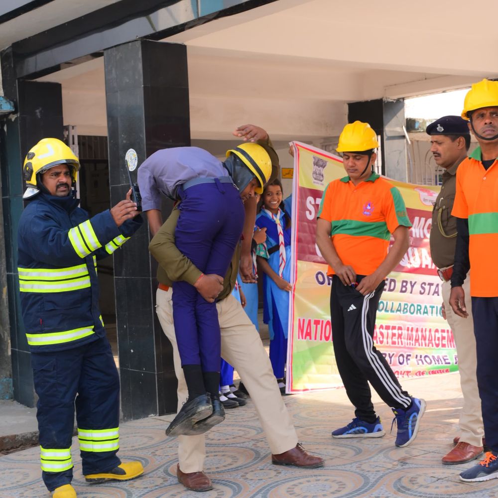 पश्चिम चंपारण में भूकंप आपदा का फुल-स्केल मॉक अभ्यास:7 जगहों पर हुआ लाइव प्रदर्शन,रेफरल सिस्टम का सफल परीक्षण