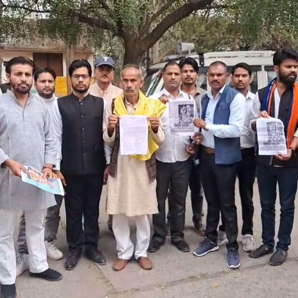 महोबा में ‘यादव जी की लव स्टोरी’ फिल्म का विरोध:यादव समाज ने राष्ट्रपति को संबोधित ज्ञापन सौंपा, मूवी पर रोक की मांग की