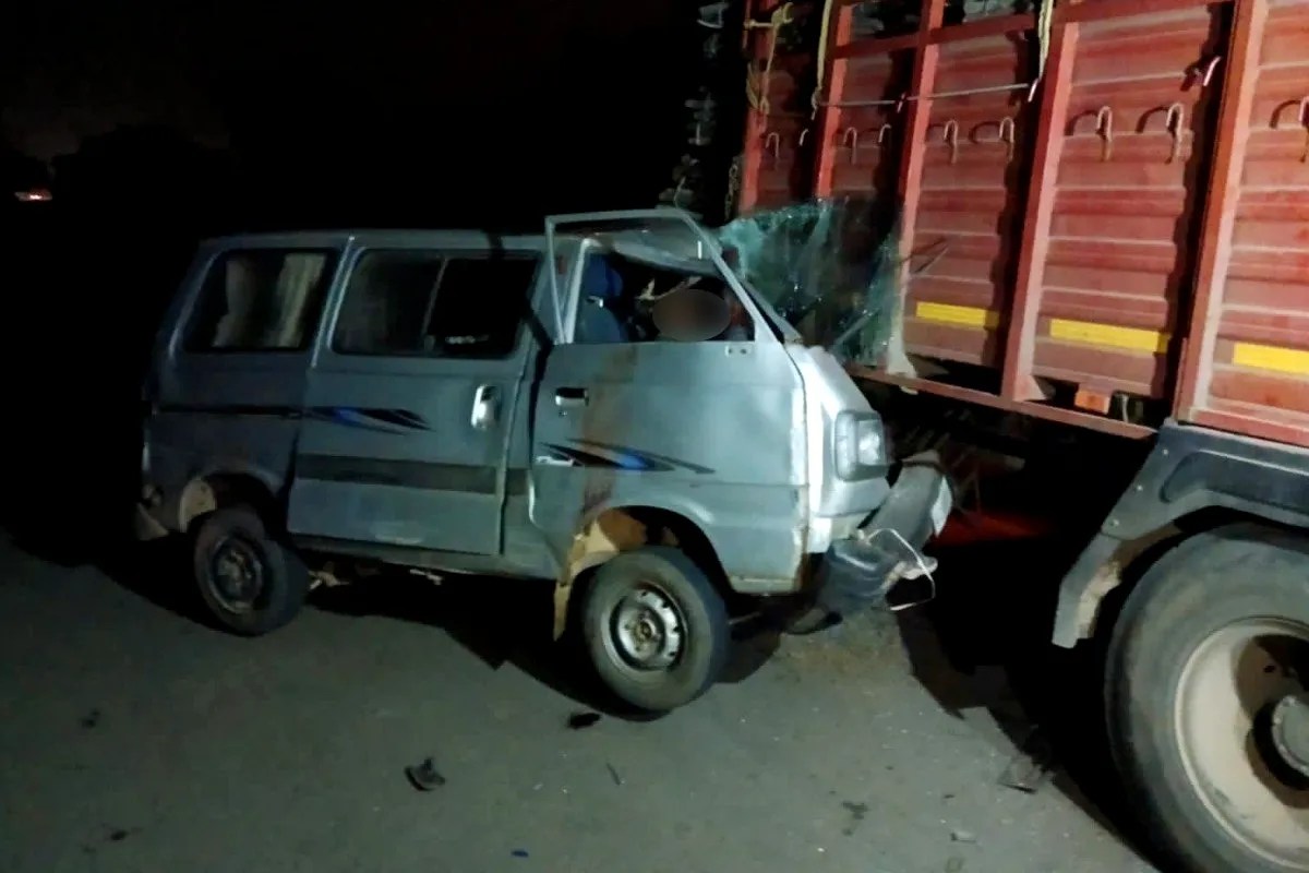 खड़े ट्रक में जा घुसी बेलगाम दौड़ती वैन, युवक की गर्दन कटने से दर्दनाक मौत, चालक फरार