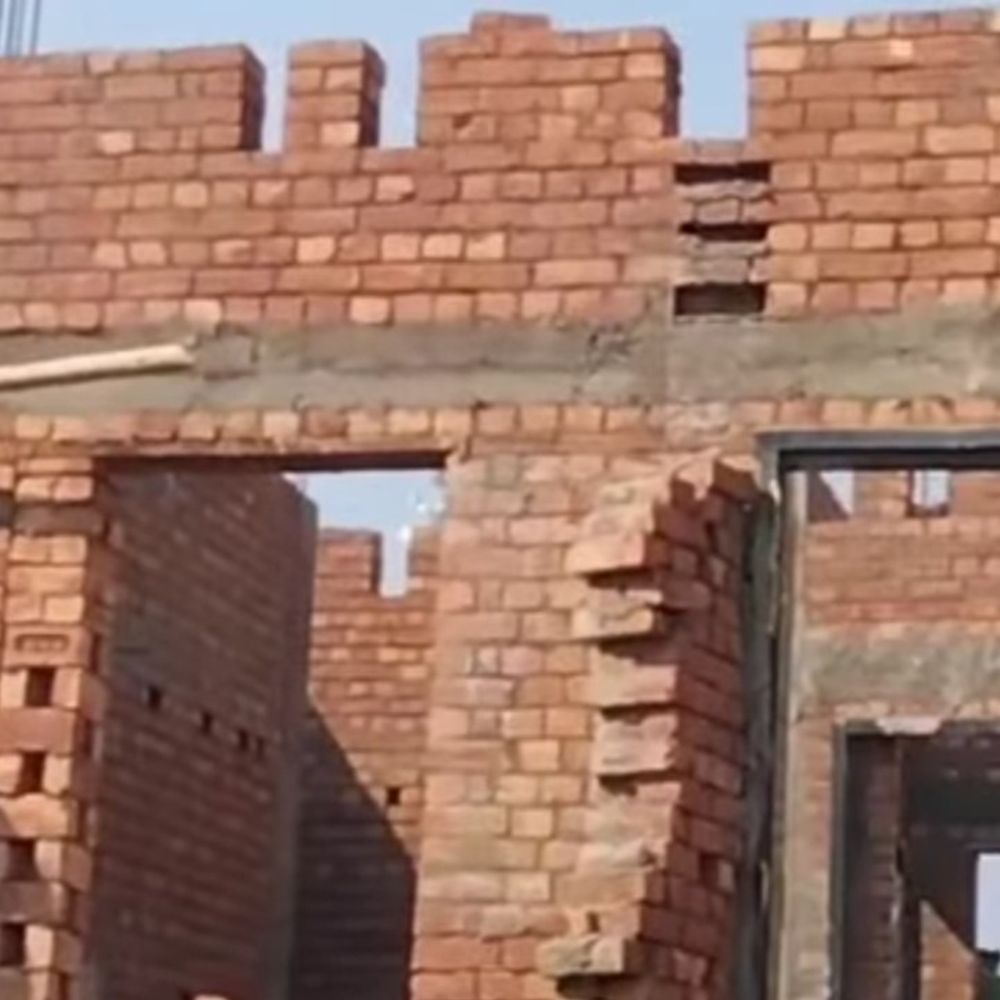 पटियाला में अवैध रूप से बन रही बिल्डिंग:गुरुद्वारा साहिब से सटी इमारत में हो रहा निर्माण कार्य, अधिकारियों को पहले से थी सूचना